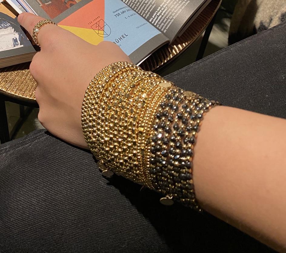 Brunn goldiges Perlen Armband